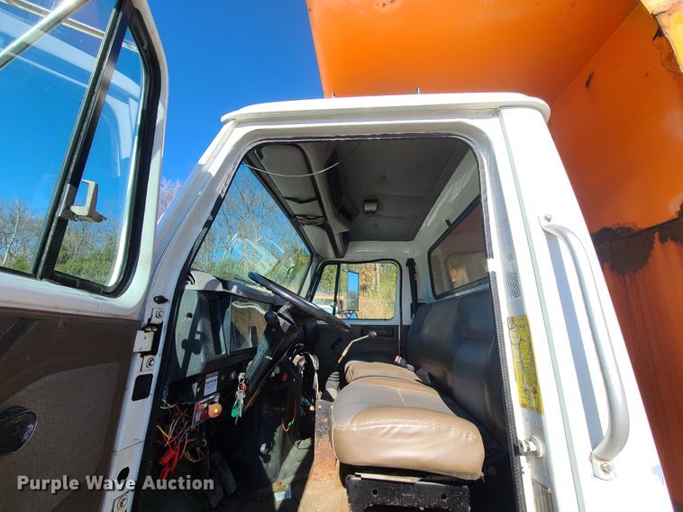 image for item HE9972 1997 International 4900  dump truck