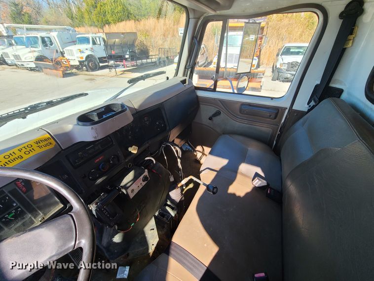 image for item HE9972 1997 International 4900  dump truck