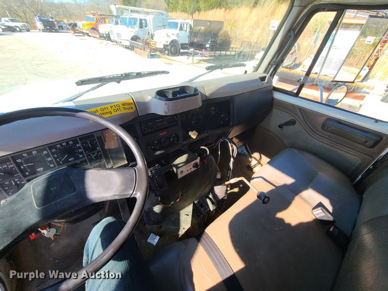 image for item HE9972 1997 International 4900  dump truck