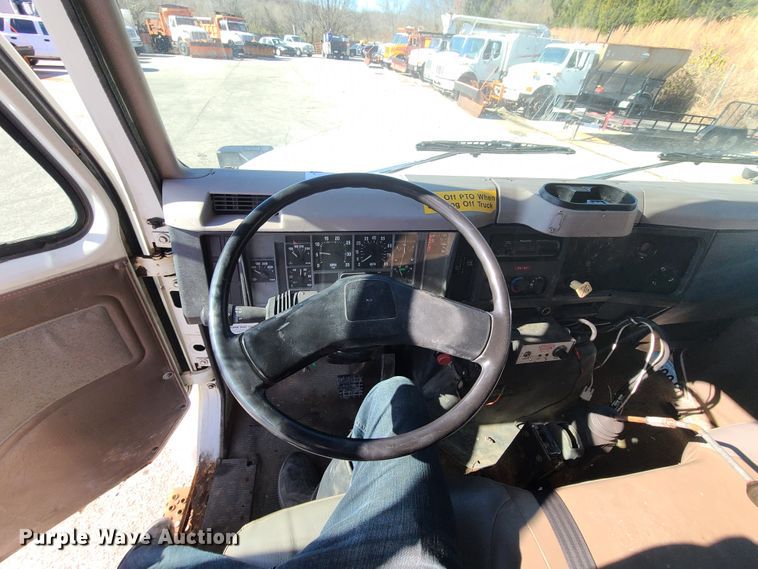 image for item HE9972 1997 International 4900  dump truck