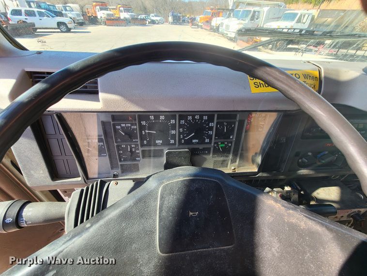 image for item HE9972 1997 International 4900  dump truck