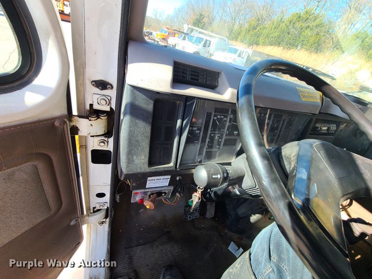 image for item HE9972 1997 International 4900  dump truck