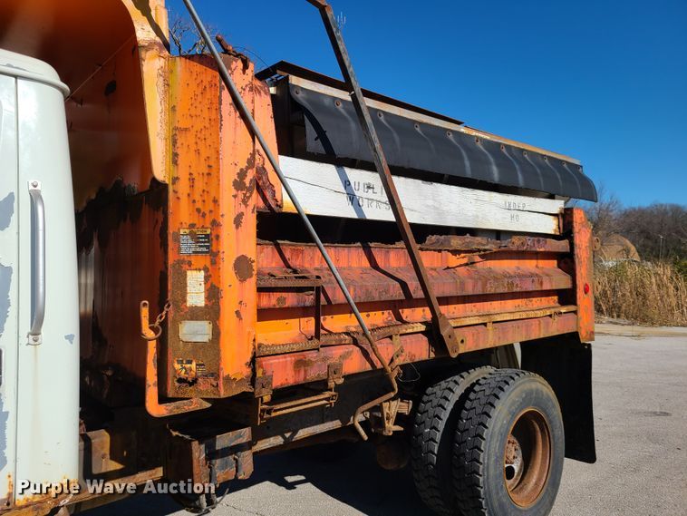 image for item HE9972 1997 International 4900  dump truck