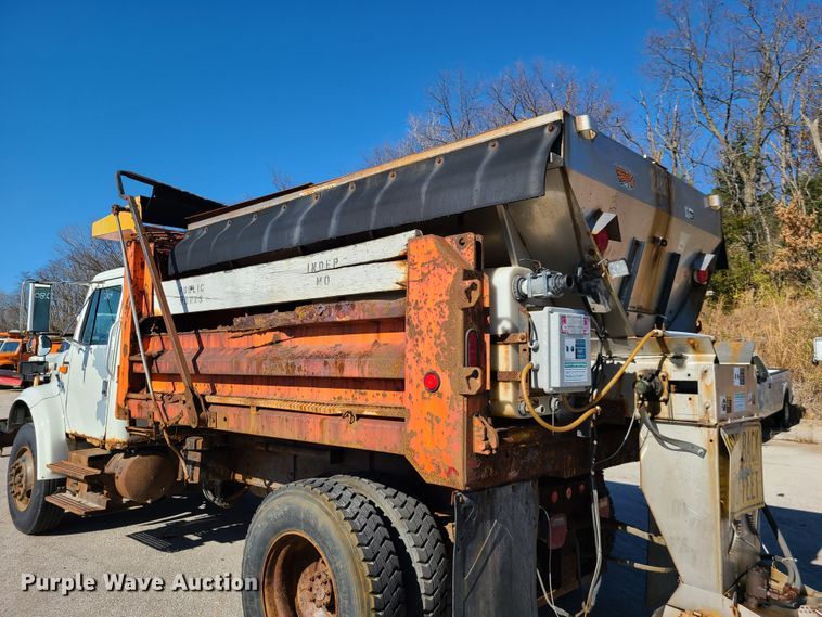 image for item HE9972 1997 International 4900  dump truck