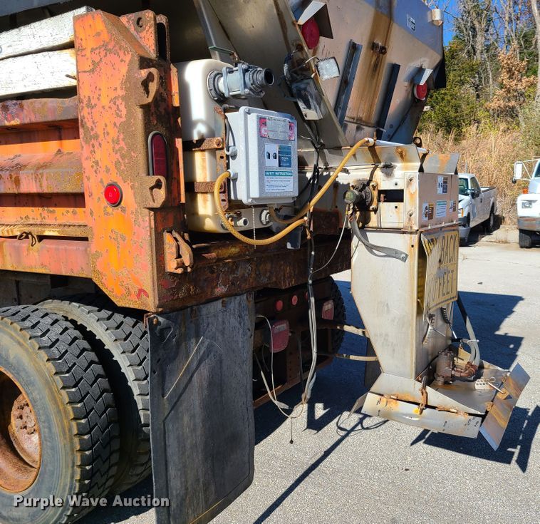 image for item HE9972 1997 International 4900  dump truck