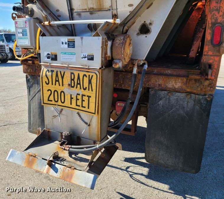 image for item HE9972 1997 International 4900  dump truck