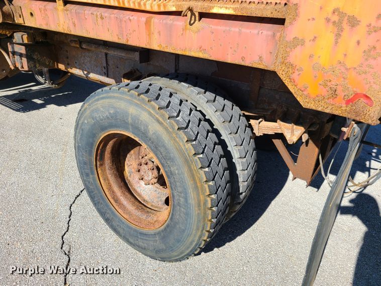 image for item HE9972 1997 International 4900  dump truck