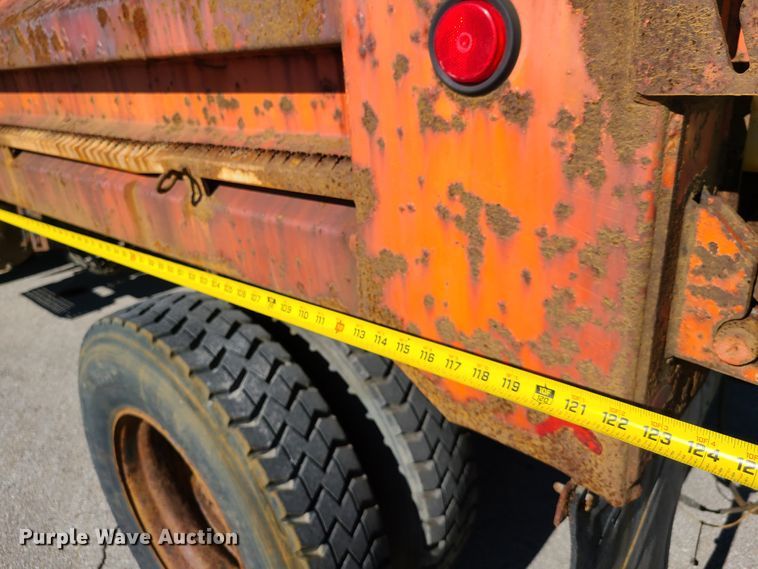 image for item HE9972 1997 International 4900  dump truck