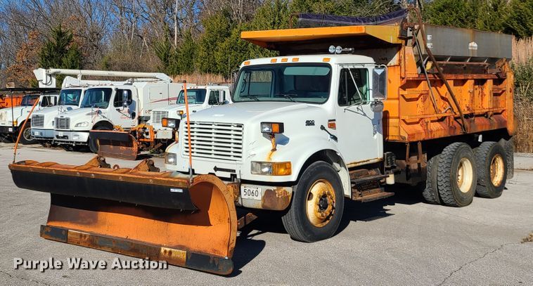 image for item HE9973 2001 International 4900  dump truck