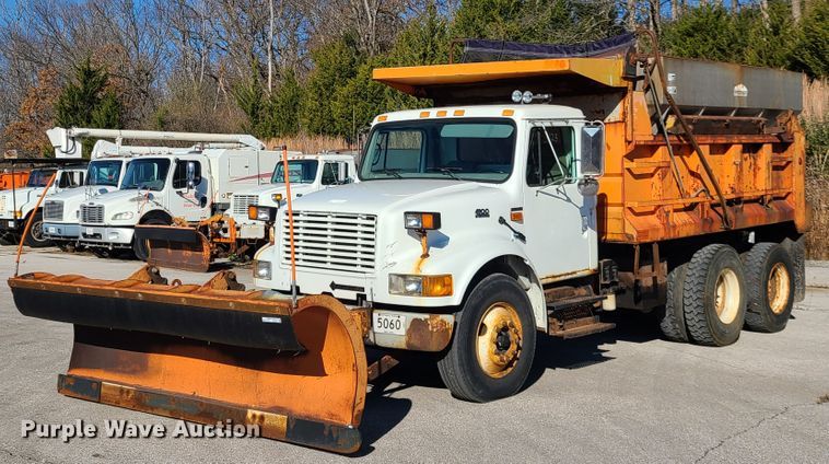 image for item HE9973 2001 International 4900  dump truck