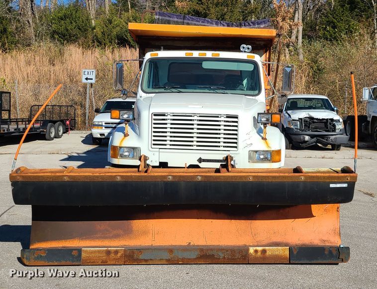 image for item HE9973 2001 International 4900  dump truck