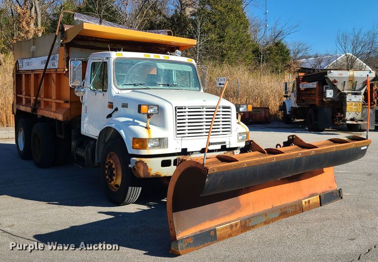 image for item HE9973 2001 International 4900  dump truck