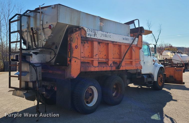 image for item HE9973 2001 International 4900  dump truck