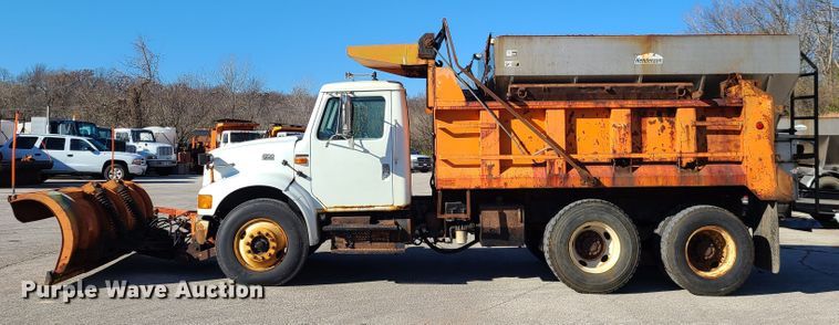 image for item HE9973 2001 International 4900  dump truck