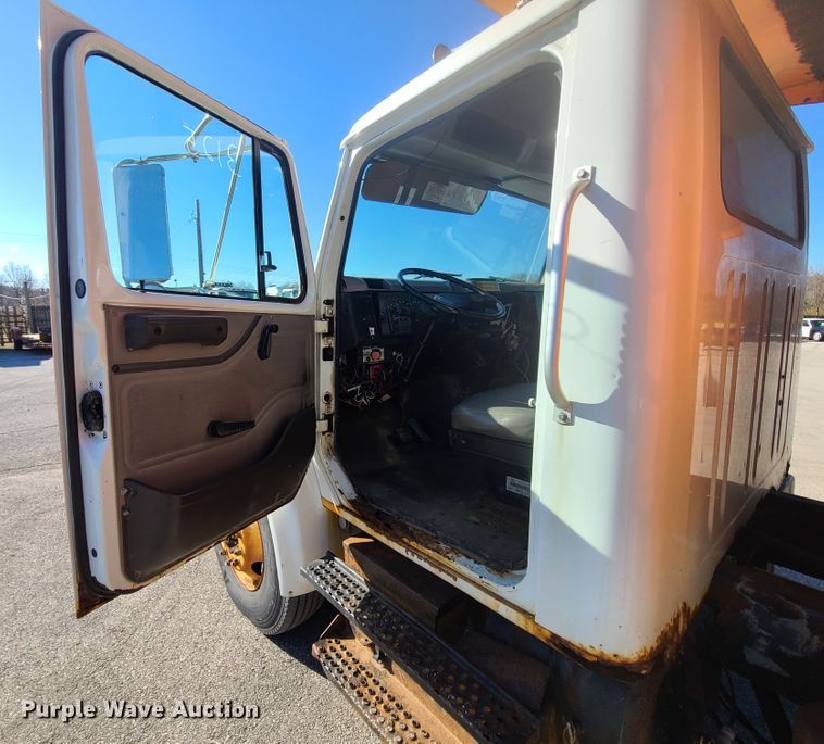 image for item HE9973 2001 International 4900  dump truck