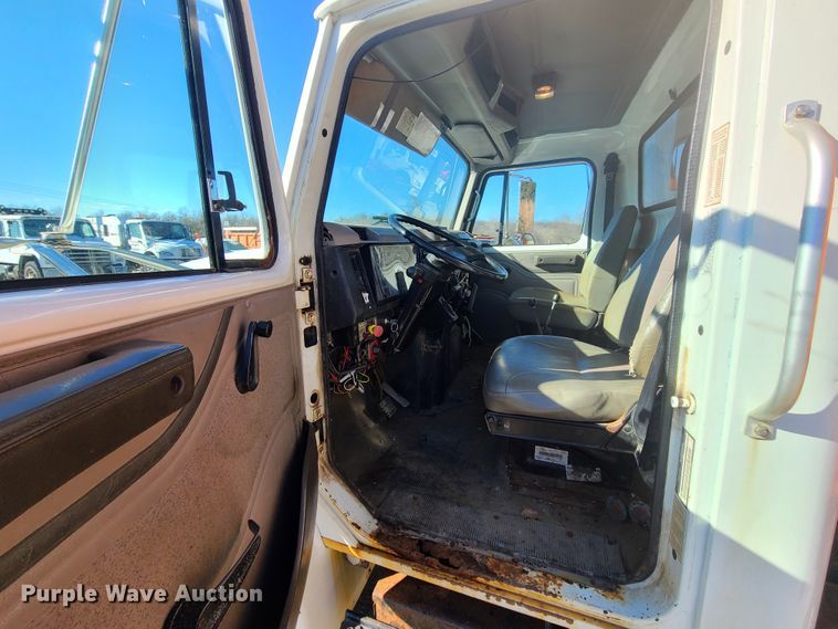 image for item HE9973 2001 International 4900  dump truck