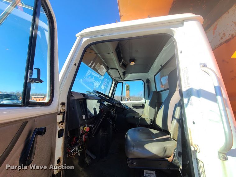 image for item HE9973 2001 International 4900  dump truck