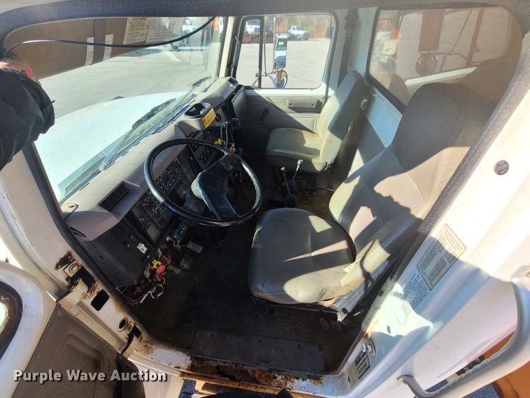 image for item HE9973 2001 International 4900  dump truck