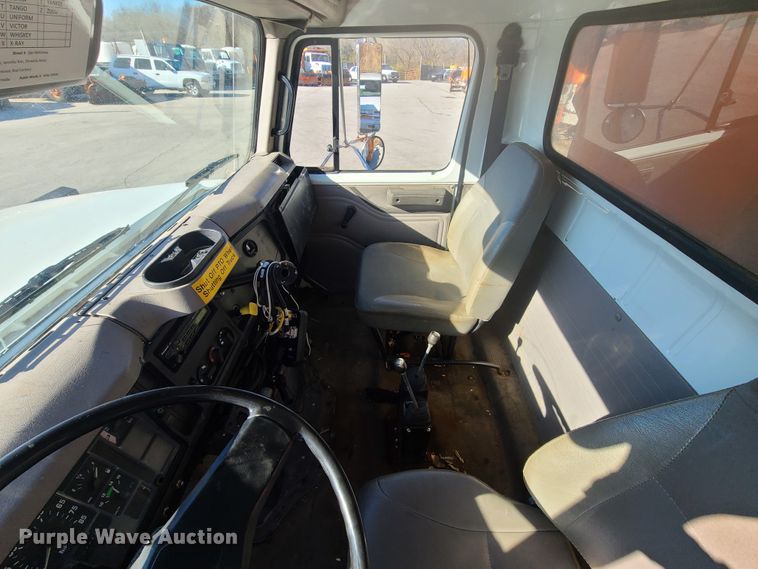 image for item HE9973 2001 International 4900  dump truck