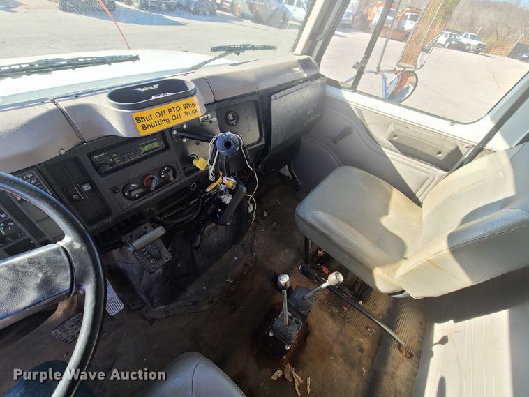 image for item HE9973 2001 International 4900  dump truck