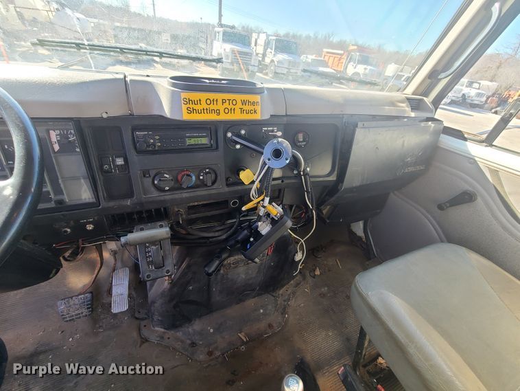 image for item HE9973 2001 International 4900  dump truck