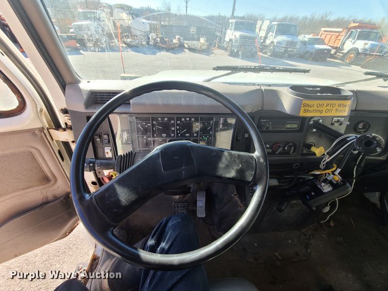 image for item HE9973 2001 International 4900  dump truck