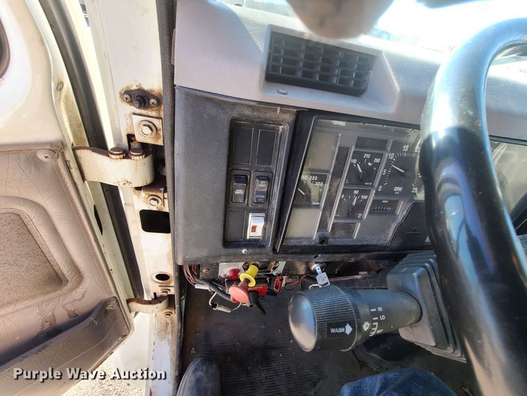 image for item HE9973 2001 International 4900  dump truck