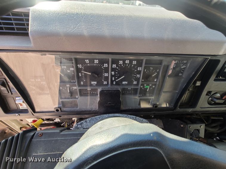 image for item HE9973 2001 International 4900  dump truck