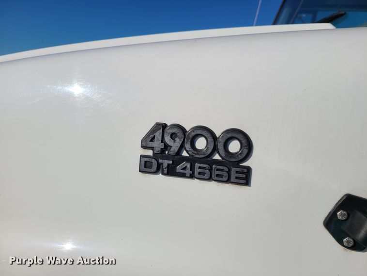 image for item HE9973 2001 International 4900  dump truck