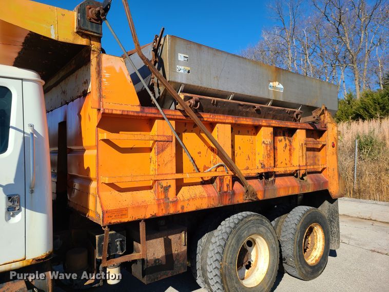 image for item HE9973 2001 International 4900  dump truck