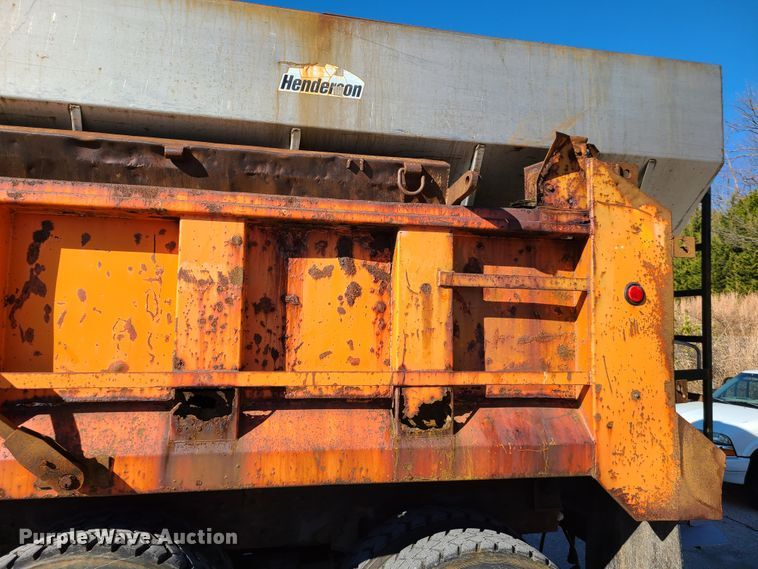 image for item HE9973 2001 International 4900  dump truck