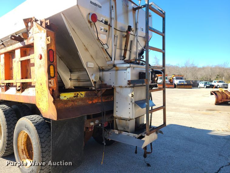 image for item HE9973 2001 International 4900  dump truck