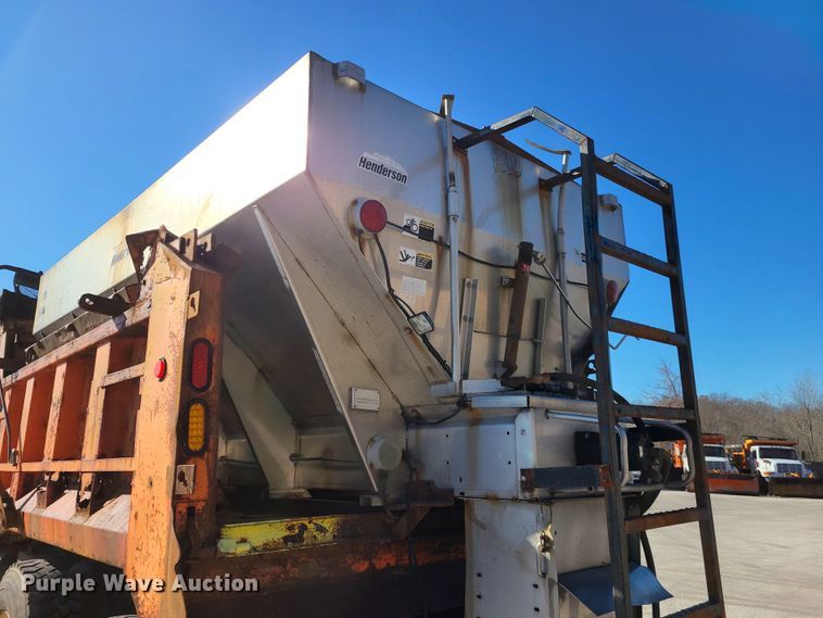 image for item HE9973 2001 International 4900  dump truck