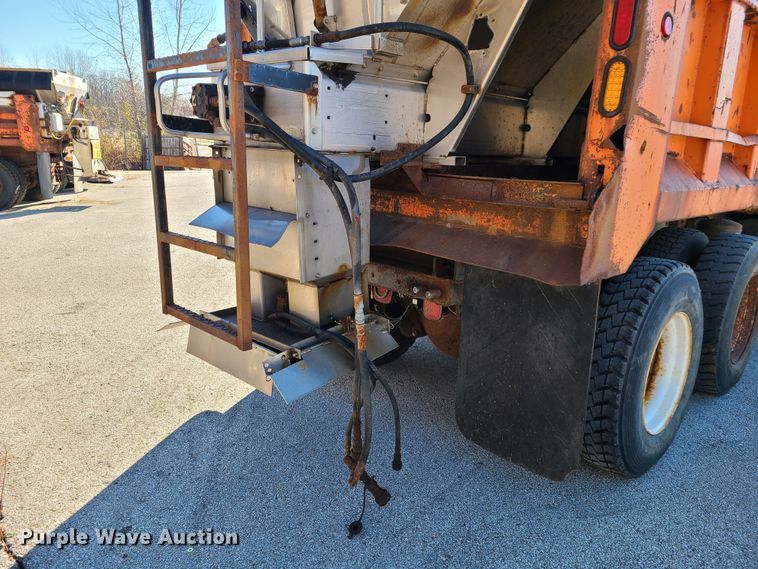 image for item HE9973 2001 International 4900  dump truck