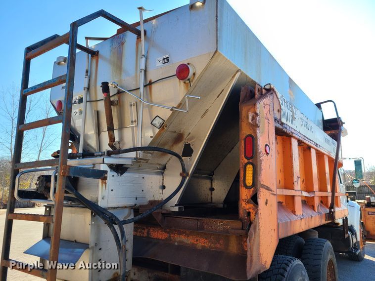 image for item HE9973 2001 International 4900  dump truck