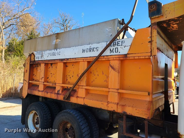 image for item HE9973 2001 International 4900  dump truck