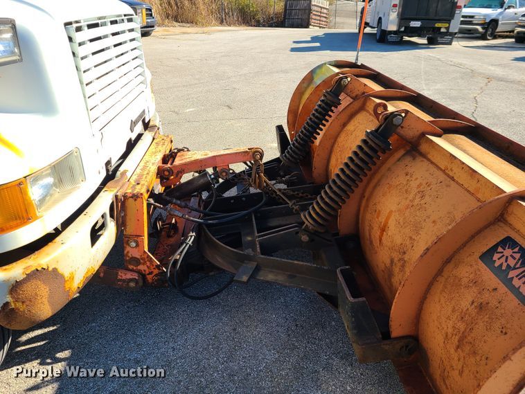 image for item HE9973 2001 International 4900  dump truck