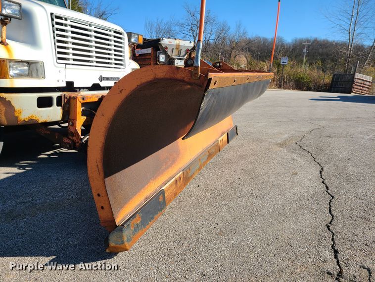 image for item HE9973 2001 International 4900  dump truck