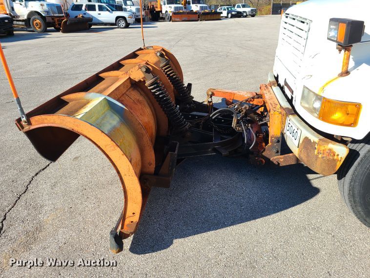 image for item HE9973 2001 International 4900  dump truck