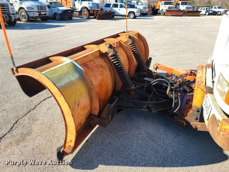 image for item HE9973 2001 International 4900  dump truck