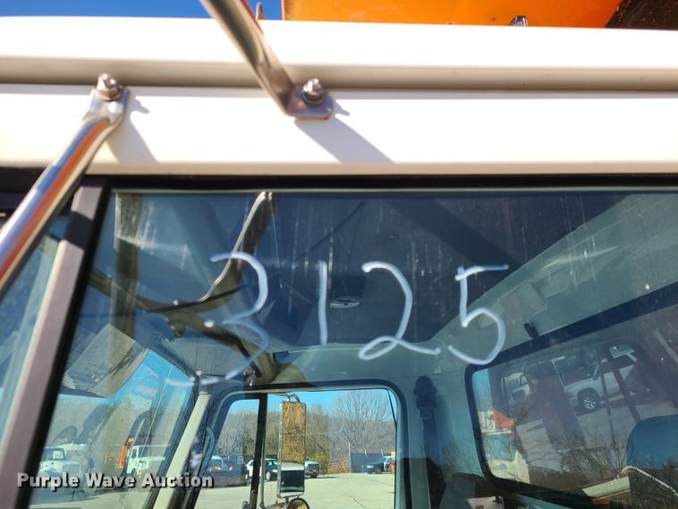 image for item HE9973 2001 International 4900  dump truck