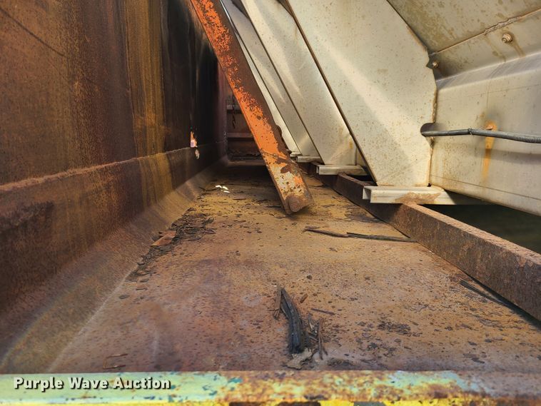 image for item HE9973 2001 International 4900  dump truck