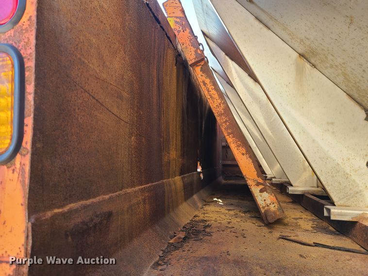 image for item HE9973 2001 International 4900  dump truck