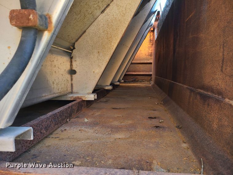 image for item HE9973 2001 International 4900  dump truck