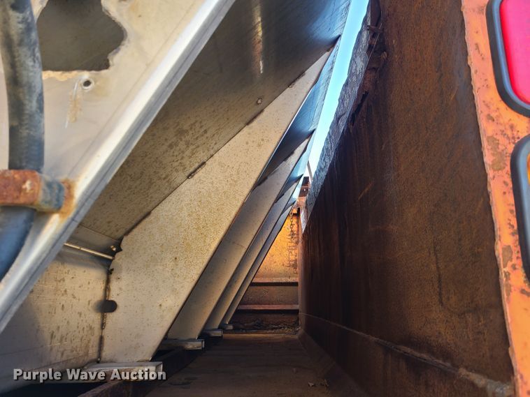 image for item HE9973 2001 International 4900  dump truck