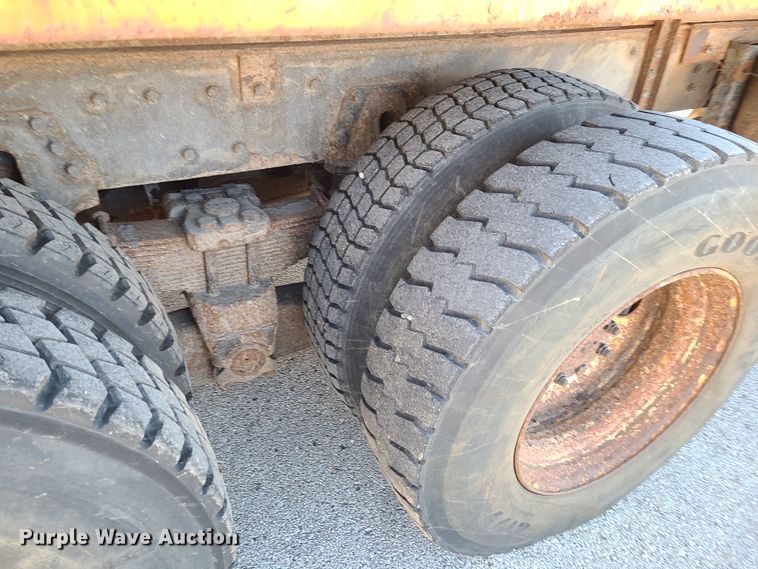 image for item HE9973 2001 International 4900  dump truck