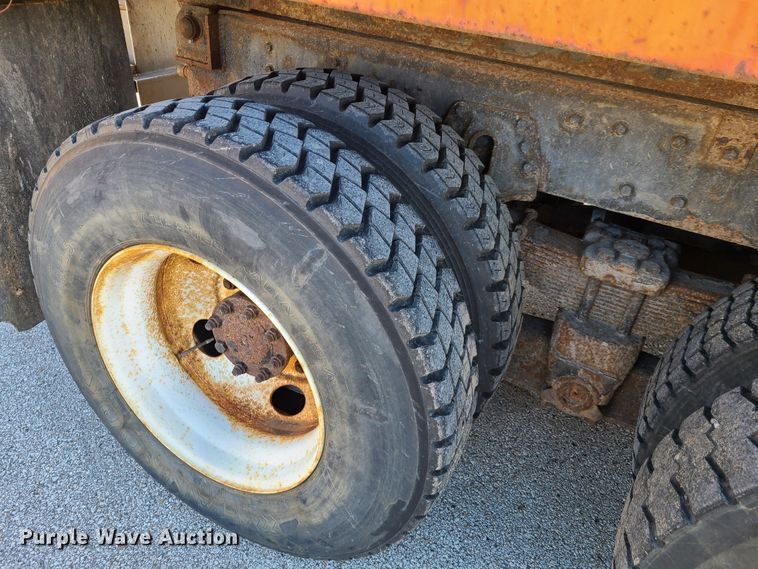 image for item HE9973 2001 International 4900  dump truck