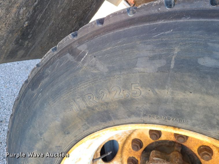 image for item HE9973 2001 International 4900  dump truck