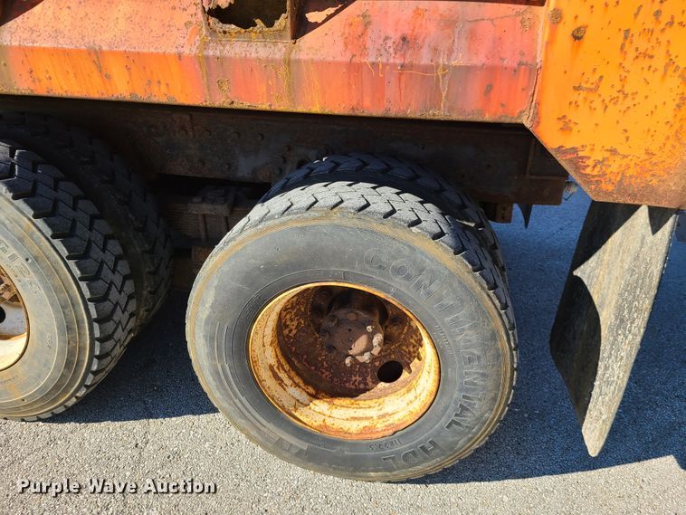 image for item HE9973 2001 International 4900  dump truck