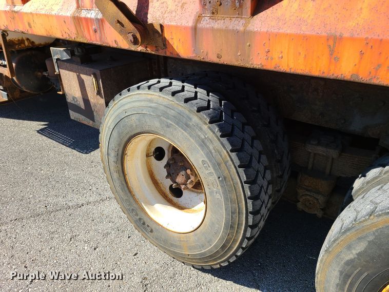 image for item HE9973 2001 International 4900  dump truck